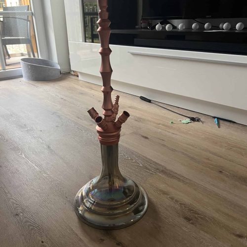 Hookah mit Glasbasis, Holzstücken und Ablagefläche, gebraucht.