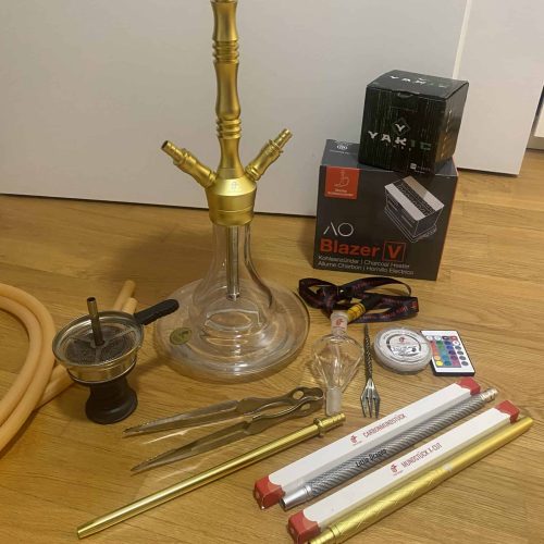 Raucherset mit Shisha, Tabak, Zubehör und Ersatzteilen für den Gebrauch.
