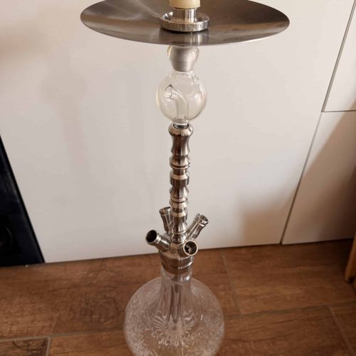 Rauchsäule mit Metalldeck, Glasbasis und Schlauchanschluss, ideal für Shisha-Genuss.