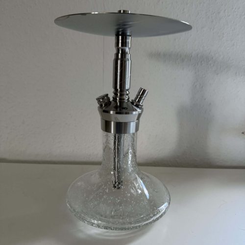 Stilvolle Shisha mit Metall- und Glasbestandteilen auf weißem Hintergrund.