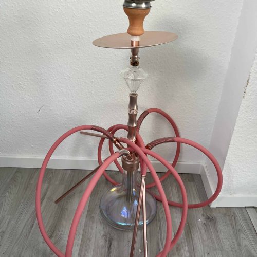 Rauch-Hookah mit pinkem Schlauch, Glasbasis und Metallaufsatz, ideal für Shisha-Liebhaber.