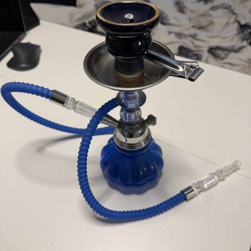 Shisha mit blauer Glasbowl, schwarzer Kopf und blauer Schlauch.