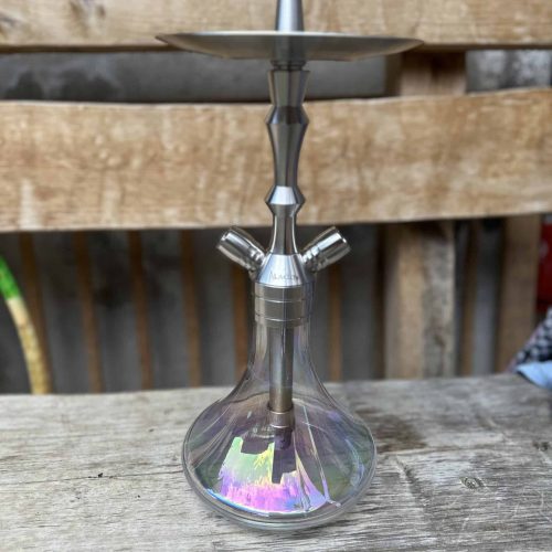 Moderne Shisha mit Metallplatte auf Holzoberfläche.