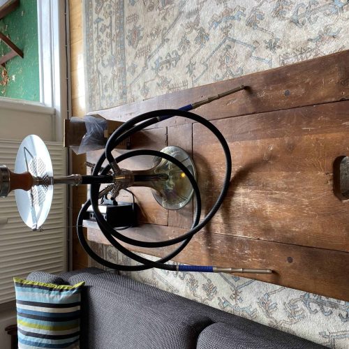 Dekorative Shisha auf Holztisch, ideal für Raucher und Sammler.