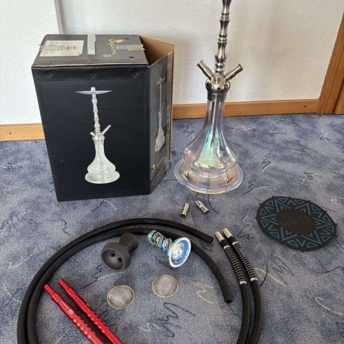 Rauch-Hookah mit silbernem Standfuß, Zubehör und Verpackung, ideal für Shisha-Liebhaber.