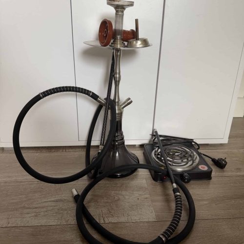 Shisha mit Heizplatte, Schlauch und Glasbowl, auf Holzboden.