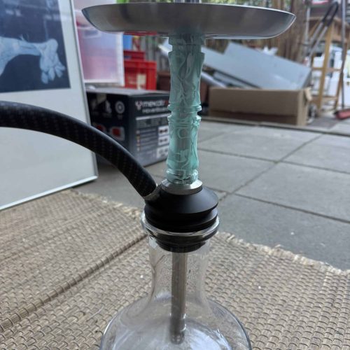 Shisha-Hookah mit Glasbowl und Silikonschlauch.