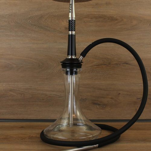 Schwarze Shisha mit Glasbowl und Metallrohr auf Holzuntergrund.