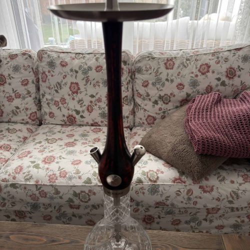 Elegante Shisha mit dunklem Holz und Glasbasis.