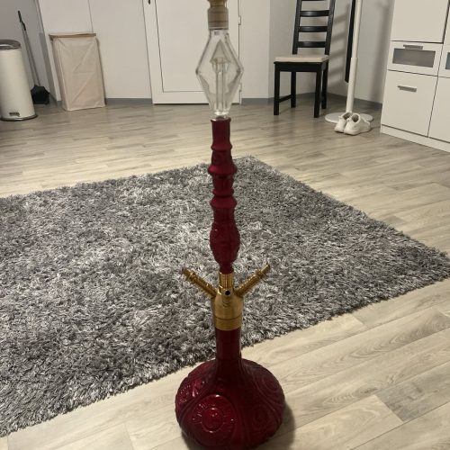 Shisha-Kopf mit Glasbowl auf Boden in Wohnzimmer.