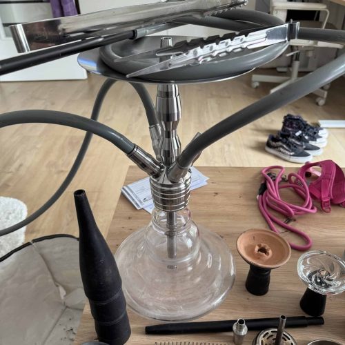 Rauch-Hookah mit Glasbasis, Schlauch und Zubehör für Shisha-Genuss.