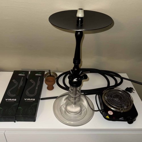 Shisha mit Glasbowl, Heizplatte und Kohlebox, perfekt für Genuss und Entspannung.