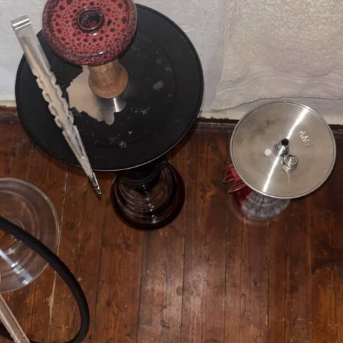 Shisha mit rot-schwarzem Kopf und Metallzubehör.