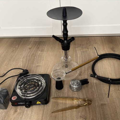 Shisha mit Glasbowl, Schlauch und Heizplatte.