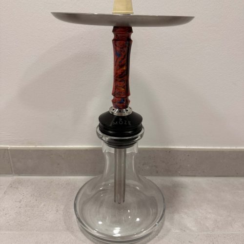 Shisha mit Glasbowl, Kopf und Schlauch, auf Boden stehend.
