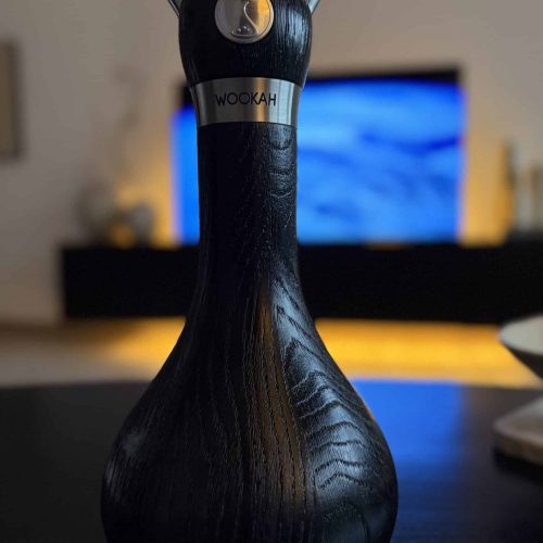 Hochwertige Holz-Shisha mit Edelstahl-Elementen, ideal für Genuss und Stil.