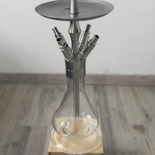 Shisha mit Metallaufsatz und Glasbowl auf Holzsockel.