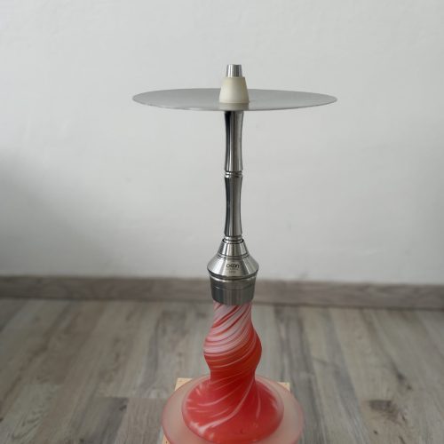 Shisha-Hookah mit Glasbowl auf Holztisch, ohne Schlauch.