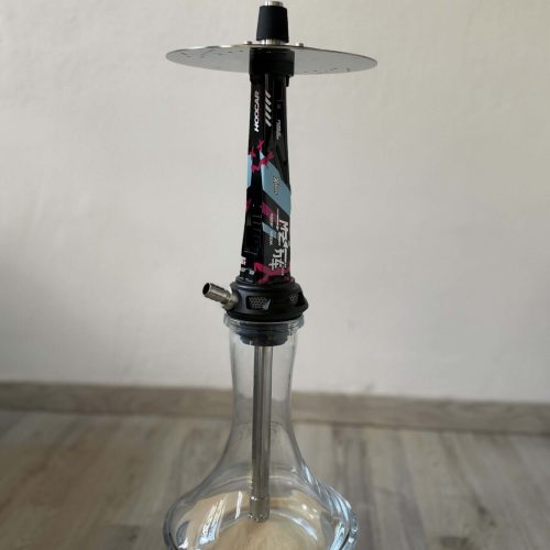 Shisha-Kopf mit Glasbowl und Metallrohr, auf Holzblock.
