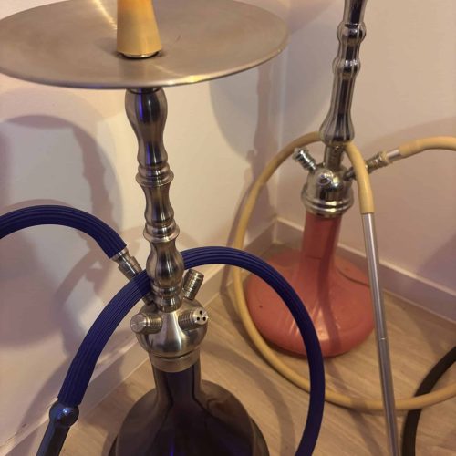 Zwei Shishas mit Metall- und Glasdesign, bereit für das Rauchen.