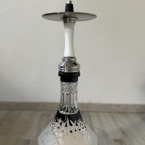 Schöne Shisha mit Glasbowl und Metallaufsatz auf Holzunterlage.