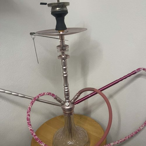 Shisha mit Glasbowl, Schlauch und Kopf, auf Holzständer.
