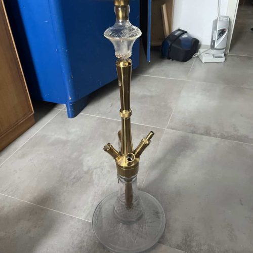 Hookah mit Glasbasis, Metallaufsatz und Ablagefläche, gebraucht.