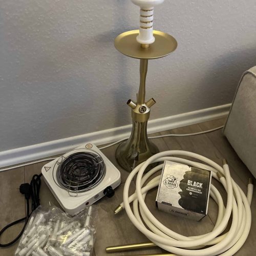 Komplettes Gold-Shisha-Set mit Zubehör und Heizgerät.