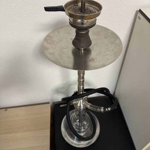 Shisha mit Metallkopf, Schlauch und Wasserbasis, ideal für Raucher und Shisha-Liebhaber.
