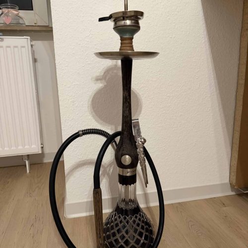 Wasserpfeife mit Holz- und Metallteilen, Zubehör inklusive Schlauch.