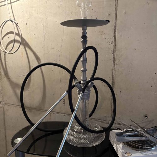 Shisha mit Glasbowl, Silikonschlauch und Metallzubehör.