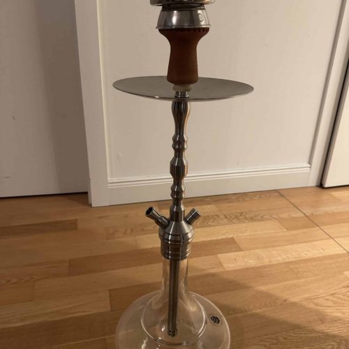 Shisha mit Glasbasis, Holzstück und Metallaufsatz.