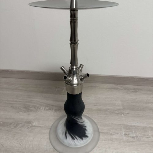 Hochwertige Shisha mit Glas- und Metallkomponenten, ideal für Raucherlebnisse.