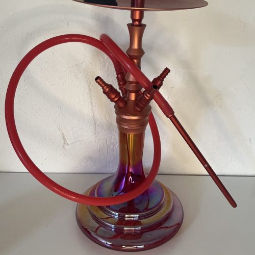 Shisha mit rotem Glas und Zubehör, auf weißer Wand.