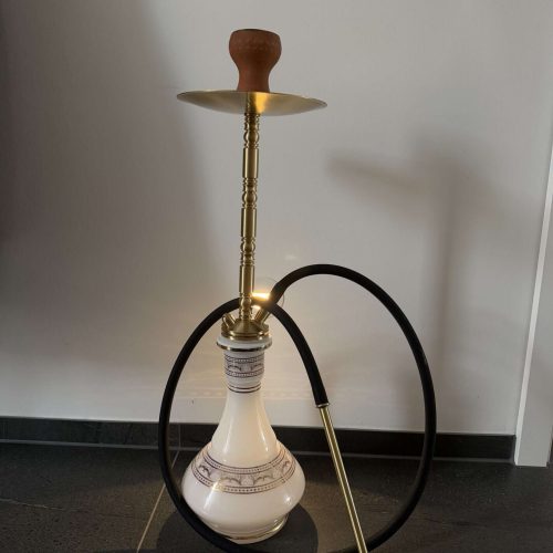 Shisha mit goldfarbenem Schlauch und Keramik-Kopf.