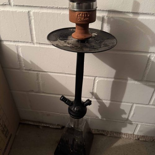 Shisha-Raucherset mit Keramik-Bowl auf schwarzem Standfuß.