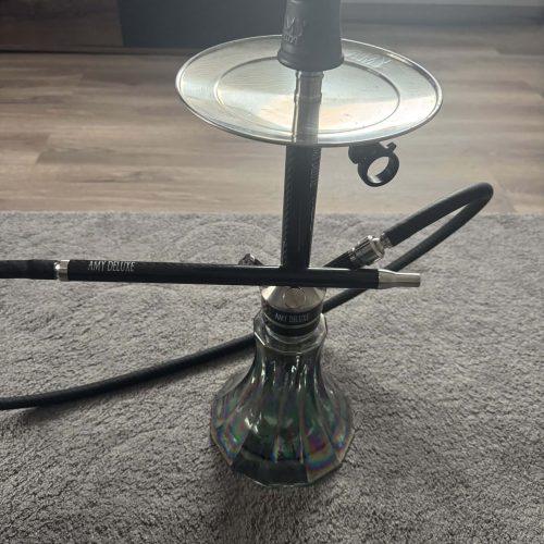 Rauch-Hookah mit Glasbasis, Metall- und Kunststoffteilen, geeignet für Shisha-Liebhaber.