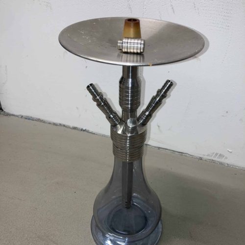 Rauchersäule mit Metallplatte, Glasbasis und Metallrohren, ideal für Shisha- oder Rauch-Events.