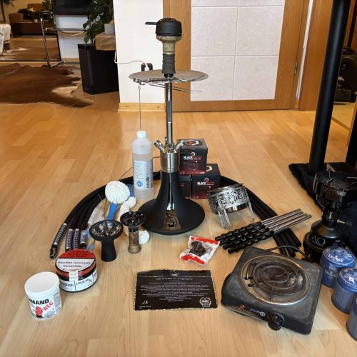 Shisha-Zubehör, Tabak, Kohle und Zubehör auf Holztisch.