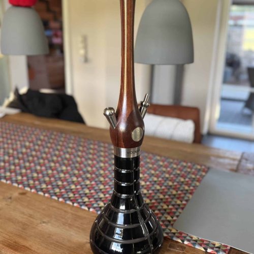 Hochwertige Shisha auf einem Holztisch, ideal für gemütliche Abende.