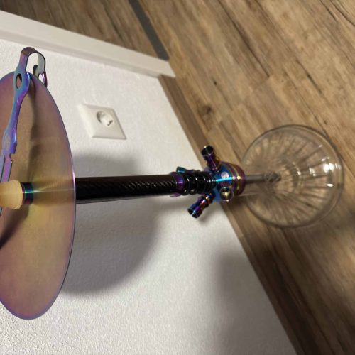 Shisha mit Glasbowl und Metallaufsatz, ideal für Raucherlebnisse zu Hause.