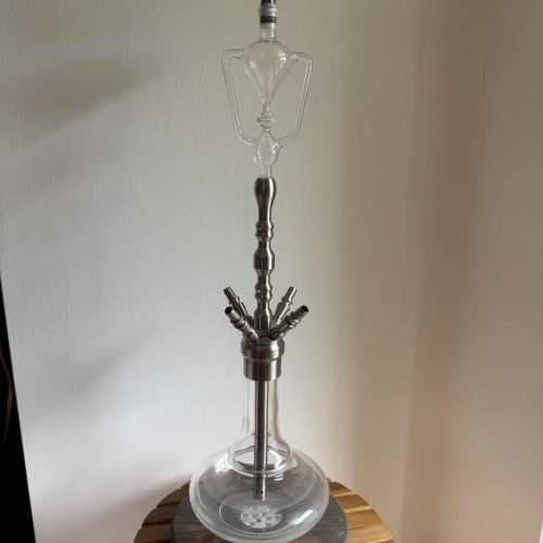 Shisha-Kopf mit Glasbowl und Metallhals auf Holzunterlage.