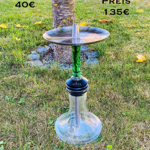 Hochwertige Shisha mit Edelstahl-Schale, Glasbasis und Metallrohr.
