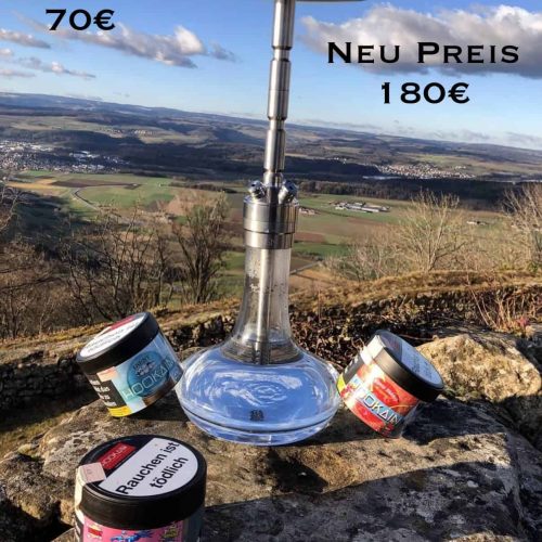 Shisha mit Glasbasis und Tabakdosen, Outdoor-Hintergrund.