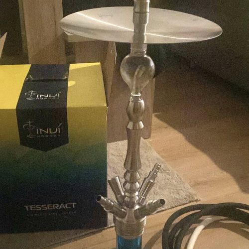 Rauch-Hookah mit Glasbasis, Metallstücken und Zubehör, ideal für Shisha-Liebhaber.