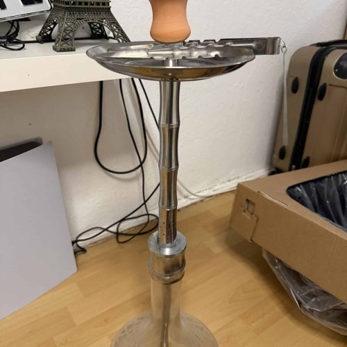 Wasserpfeife mit Wasser, Tabak und Zubehör, Shisha, Rauchsäule.