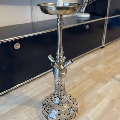 Rauch-Hookah mit Metallschale auf einer Glasbasis, ideal für Shisha-Liebhaber.