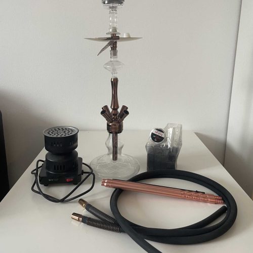 Komplettes Shisha-Set mit Rauchsäule, Schlauch und Kohleofen.