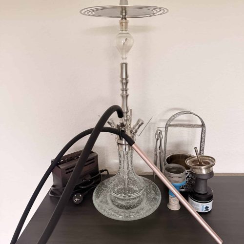 Rauchsäule mit Glasbasis, Schlauch und Zubehör für Shisha.