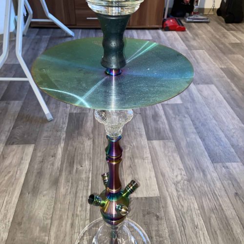 Rauch-Hookah mit Glasbasis, Metallrohr und Ablagefläche, ideal für Shisha-Liebhaber.